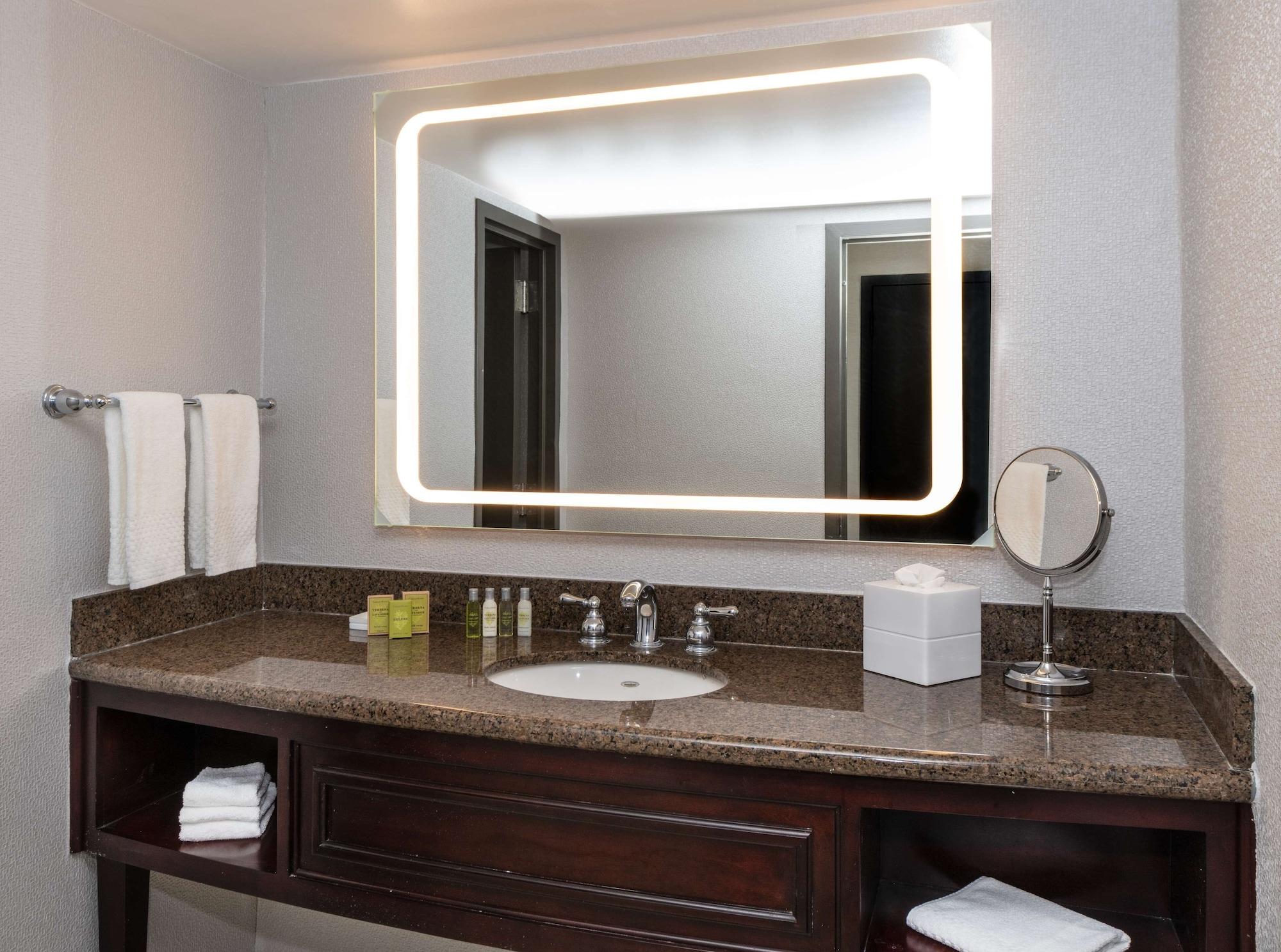 Hotel Doubletree By Hilton Newark Penn Station, Nj Exterior foto