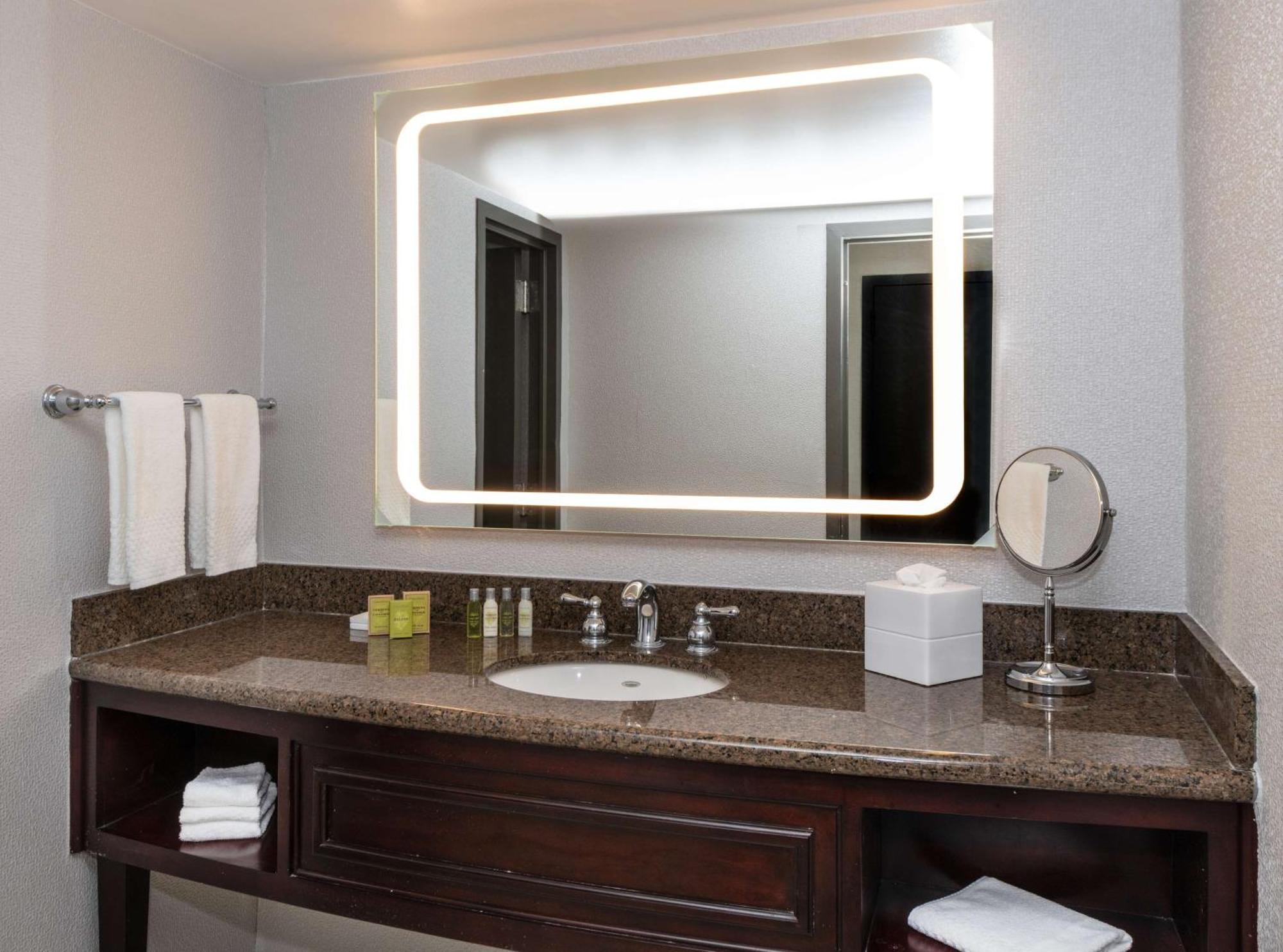 Hotel Doubletree By Hilton Newark Penn Station, Nj Exterior foto